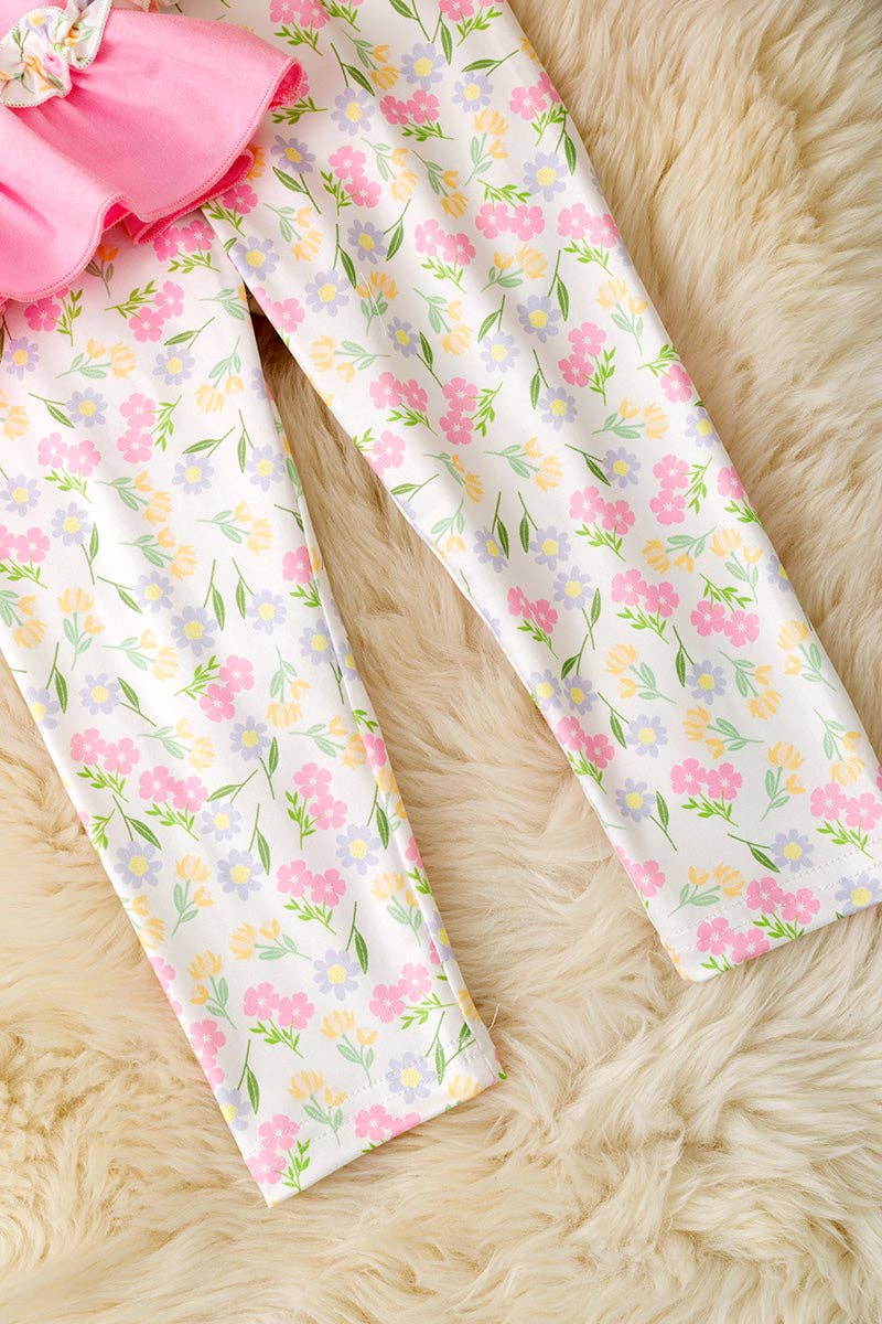 Love pink ruffle top & floral leggings.