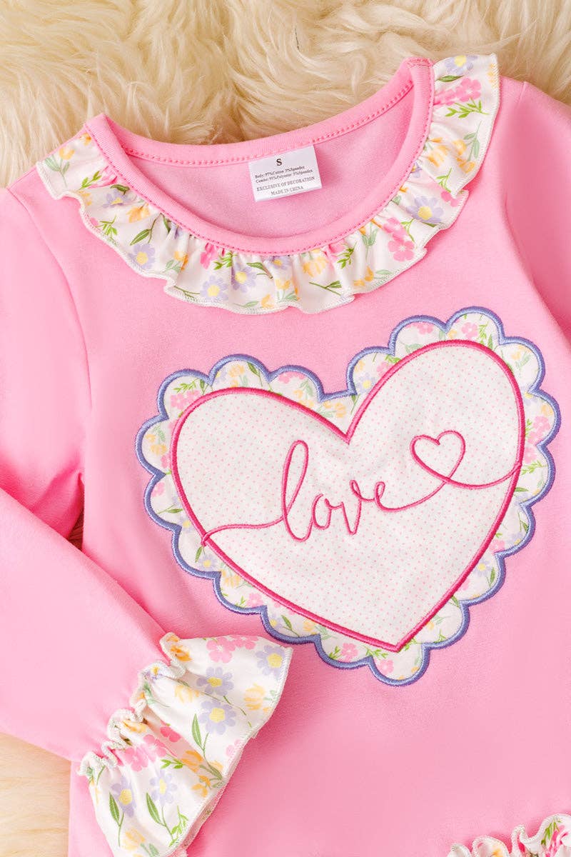 Love pink ruffle top & floral leggings.